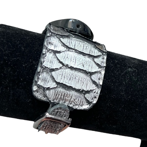 HEATHER HAWKINS SILVER CROCODILE LEATHER BRACELET WITH BLACK STONE - Picture 11 of 16